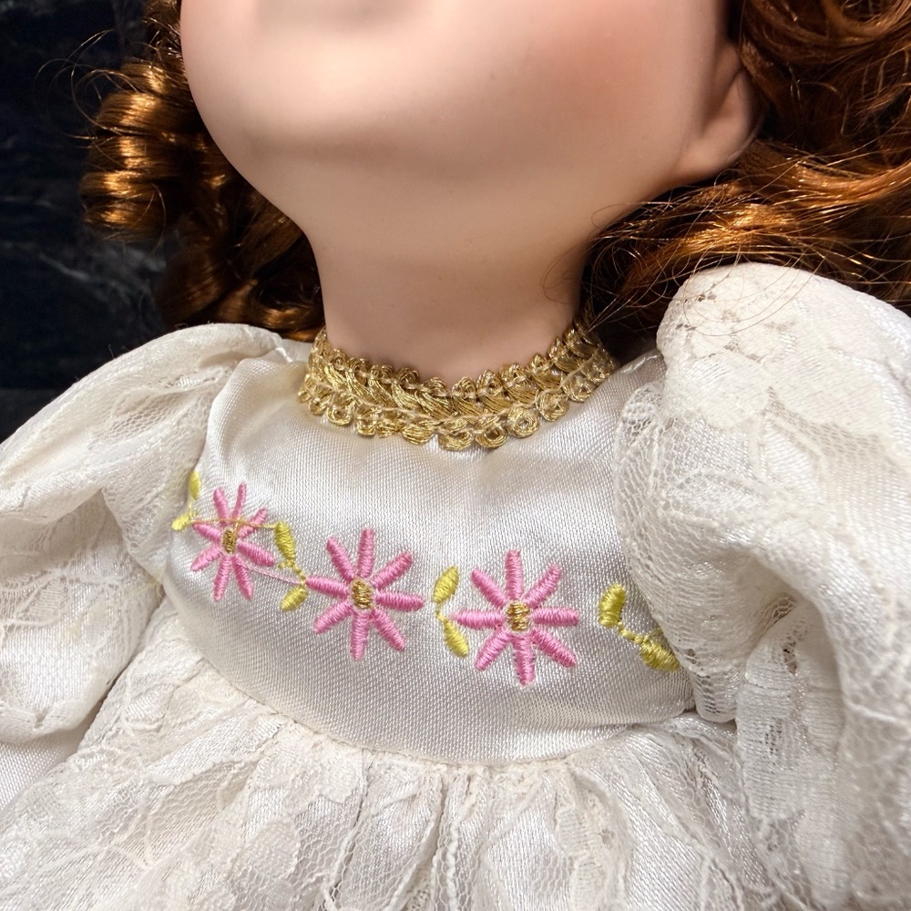 COLLECTOR’S CHOICE Porcelain Collectible Musical Doll - Picture 15 of 16